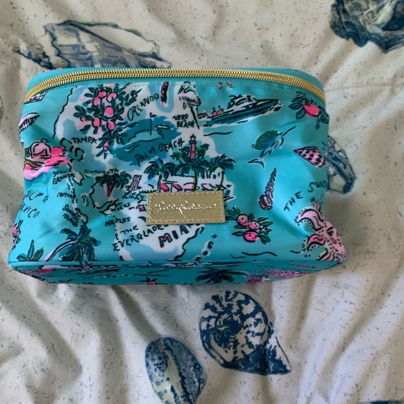 Lilly Pulitzer Lilly’s Road Trip Print Cosmetic Case NWOT - Picture 1 of 6